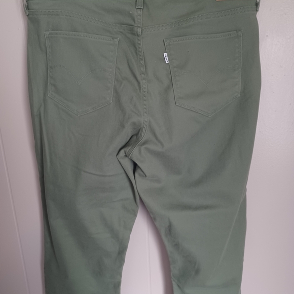 Levi's medium green capri - Picture 2 of 4